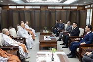 윤석열 대통령이 15일 서울 종로구 불교역사문화관에서 열린 봉축법요식 사전환담에서 조계종 총무원장 진우 스님 등과 대화하고 있다.