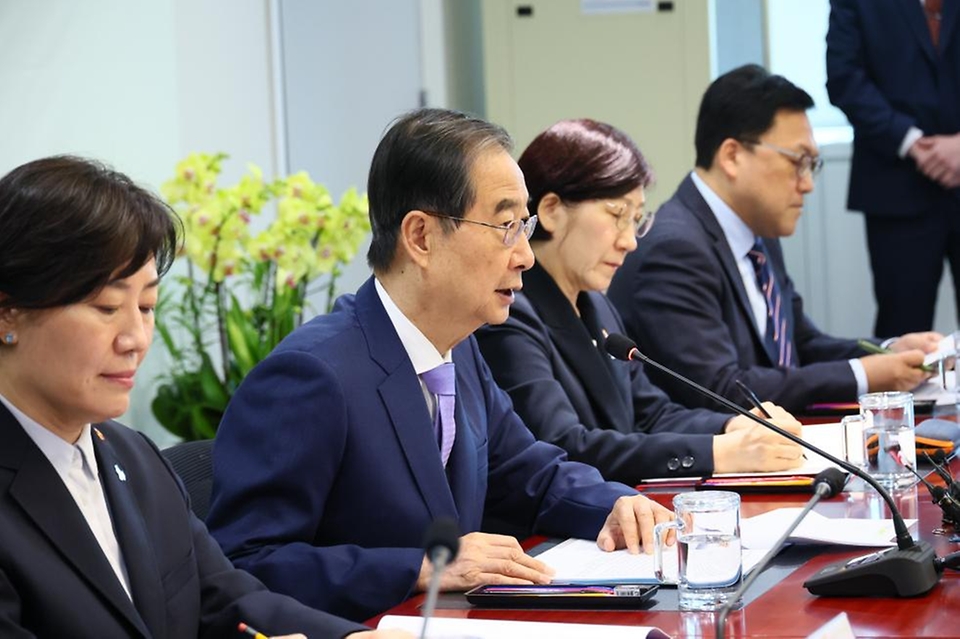 한덕수 국무총리가 16일 인천 중구 인천공항본부세관 특송물류센터에서 열린 ‘제39회 국정현안관계장관회의’에서 발언하고 있다.