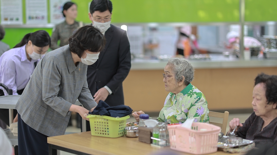 강정애 국가보훈부 장관이 어버이날을 맞아 보호자가 없어 무의탁 시설에 계시는 국가유공자분들께 감사의 마음을 전달하기 위해 3일 오전 경기도 수원 보훈원에 방문하여 청년자문단들과 함께 만든 케익을 국가유공자들에게 나눠드리고 있다.