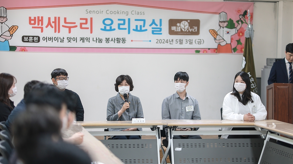 강정애 국가보훈부 장관이 어버이날을 맞아 보호자가 없어 무의탁 시설에 계시는 국가유공자분들께 감사의 마음을 전달하기 위해 3일 오전 경기도 수원 보훈원에 방문하여 인사말을 하고 있다.