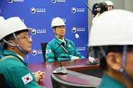 한덕수 국무총리가 14일 정부세종청사 위기관리종합상황실에서 훈련 상황을 보고 받고 있다. 