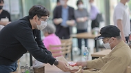 어버이날을 맞아 보호자가 없어 무의탁 시설에 계시는 국가유공자분들께 감사의 마음을 전달하기 위해 3일 오전 경기도 수원 보훈원에 방문하여 청년자문단들이 직접 만든 케익을 국가유공자들에게 나눠드리고 있다.