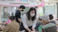 어버이날을 맞아 보호자가 없어 무의탁 시설에 계시는 국가유공자분들께 감사의 마음을 전달하기 위해 3일 오전 경기도 수원 보훈원에 방문하여 청년자문단들이 직접 만든 케익을 국가유공자들에게 나눠드리고 있다.