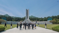 이희완 국가보훈부 차관이 4일 오전 대전시 국립대전현충원에서 열린 제복근무자 감사행사의 일환인 어린이 꿈동산 행사에 참석하여 명예 제복근무자로 임명된 배우 안보현 및 제복근무자들과 함께 현충탑 참배 후 현충탑을 나서고 있다.