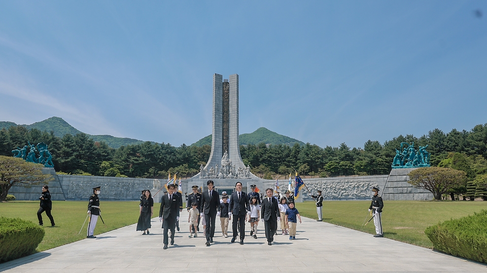 이희완 국가보훈부 차관이 4일 오전 대전시 국립대전현충원에서 열린 제복근무자 감사행사의 일환인 어린이 꿈동산 행사에 참석하여 명예 제복근무자로 임명된 배우 안보현 및 제복근무자들과 함께 현충탑 참배 후 현충탑을 나서고 있다.