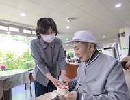 강정애 국가보훈부 장관이 어버이날을 맞아 보호자가 없어 무의탁 시설에 계시는 국가유공자분들께 감사의 마음을 전달하기 위해 3일 오전 경기도 수원 보훈원에 방문하여 오성규 애국지사에게 만든 케익을 전달해드리고 있다.