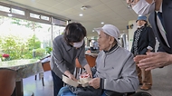 강정애 국가보훈부 장관이 어버이날을 맞아 보호자가 없어 무의탁 시설에 계시는 국가유공자분들께 감사의 마음을 전달하기 위해 3일 오전 경기도 수원 보훈원에 방문하여 오성규 애국지사에게 만든 케익을 전달해드리고 있다.