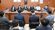 최상목 경제부총리 겸 기획재정부 장관이 14일 서울 중구 남대문시장에 오영주 중소벤처기업부 장관, 김소영 금융위 부위원장, 이재연 서민금융진흥원장 등과 방문, 상인들과 간담회를 통해 애로사항을 청취하는 등 범부처 민생안정지원단의 첫번째 관계부처 합동 현장소통 활동을 하고 있다.