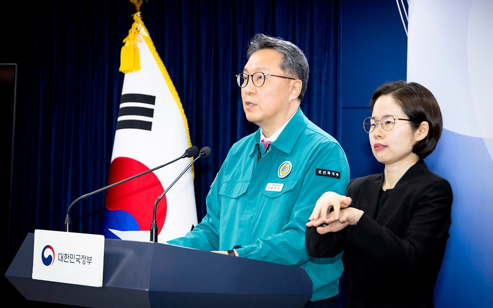박민수 보건복지부 제2차관이 10일 서울 종로구 정부서울청사에서 이날 열린 의사집단행동 중앙재난안전대책본부 회의 결과 브리핑을 하고 있다. 