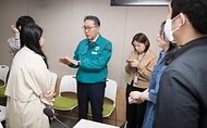 박민수 보건복지부 제2차관이 10일 서울 종로구 정부서울청사 회의실에서 이날 열린 의사집단행동 중앙재난안전대책본부 회의 결과에 대해 논의하고 있다.