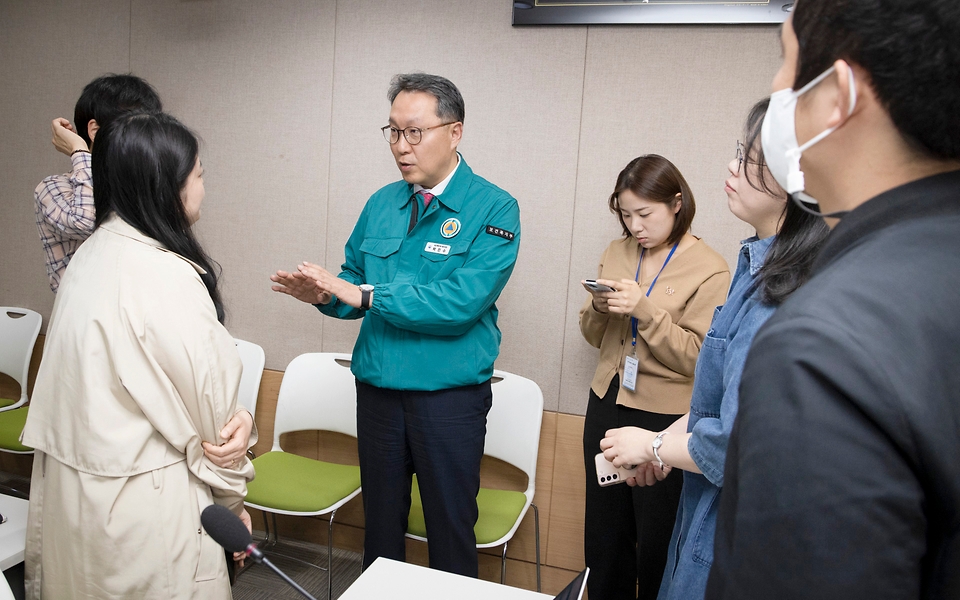 박민수 보건복지부 제2차관이 10일 서울 종로구 정부서울청사 회의실에서 이날 열린 의사집단행동 중앙재난안전대책본부 회의 결과에 대해 논의하고 있다.