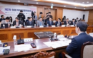 조규홍 보건복지부 장관이 10일 서울 종로구 정부서울청사에서 열린 ‘제2차 의료개혁특별위원회’에 참석하고 있다.