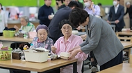 강정애 국가보훈부 장관이 어버이날을 맞아 보호자가 없어 무의탁 시설에 계시는 국가유공자분들께 감사의 마음을 전달하기 위해 3일 오전 경기도 수원 보훈원에 방문하여 청년자문단들과 함께 만든 케익을 국가유공자들에게 나눠드리고 있다.