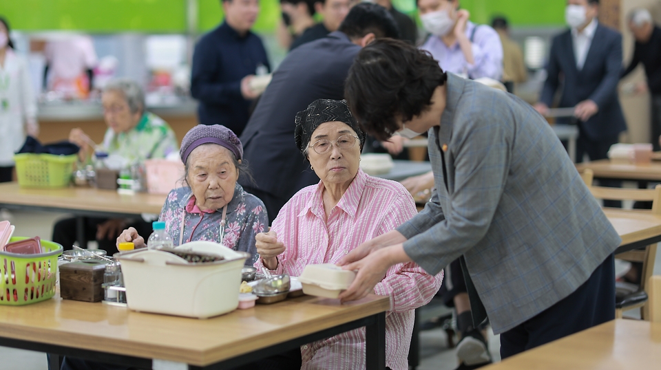 강정애 국가보훈부 장관이 어버이날을 맞아 보호자가 없어 무의탁 시설에 계시는 국가유공자분들께 감사의 마음을 전달하기 위해 3일 오전 경기도 수원 보훈원에 방문하여 청년자문단들과 함께 만든 케익을 국가유공자들에게 나눠드리고 있다.