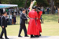 한덕수 국무총리가 15일 경기도 여주시 세종대왕릉에서 열린 세종대왕 탄신 627돌 숭모제향 행사에서 헌화하고 있다. 
