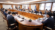 노연홍 의료개혁특별위원회 위원장이 10일 서울 종로구 정부서울청사에서 열린 ‘제2차 의료개혁특별위원회’에서 발언하고 있다.