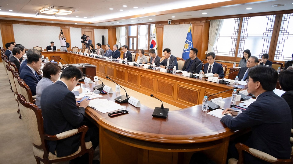 노연홍 의료개혁특별위원회 위원장이 10일 서울 종로구 정부서울청사에서 열린 ‘제2차 의료개혁특별위원회’에서 발언하고 있다.