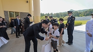 이희완 국가보훈부 차관이 4일 오전 대전시 국립대전현충원에서 열린 제복근무자 감사행사의 일환인 어린이 꿈동산 행사에 참석하여 명예 제복근무자로 임명된 배우 안보현 및 주요내빈과 함께 현충탑 참배 후 제복근무자 자녀들에게 선물을 전달해주고 있다.