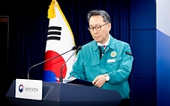 박민수 보건복지부 제2차관이 10일 서울 종로구 정부서울청사에서 이날 열린 의사집단행동 중앙재난안전대책본부 회의 결과 브리핑하기 위해 입장하고 있다.