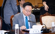 조규홍 보건복지부 장관이 10일 서울 종로구 정부서울청사에서 열린 ‘제2차 의료개혁특별위원회’에 참석하고 있다.
