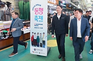 안덕근 산업통상자원부 장관이 14일 서울 망원시장을 방문해 시장 내 점포를 둘러보며 민생물가를 점검하고 있다.