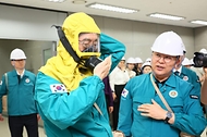 한덕수 국무총리가 14일 정부세종청사 위기관리종합상황실에서 방독면 착용법 등 훈련에 참여하고 있다. 