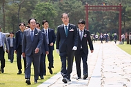 한덕수 국무총리가 15일 경기도 여주시 세종대왕릉에서 열린 세종대왕 탄신 627돌 숭모제향 행사에 참석하고 있다.