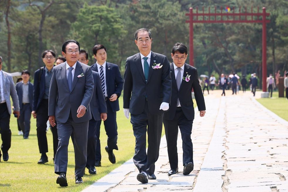 한덕수 국무총리가 15일 경기도 여주시 세종대왕릉에서 열린 세종대왕 탄신 627돌 숭모제향 행사에 참석하고 있다.