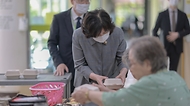 강정애 국가보훈부 장관이 어버이날을 맞아 보호자가 없어 무의탁 시설에 계시는 국가유공자분들께 감사의 마음을 전달하기 위해 3일 오전 경기도 수원 보훈원에 방문하여 청년자문단들과 함께 만든 케익을 국가유공자들에게 나눠드리고 있다.