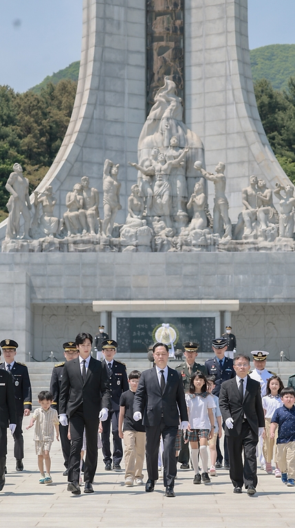 이희완 국가보훈부 차관이 4일 오전 대전시 국립대전현충원에서 열린 제복근무자 감사행사의 일환인 어린이 꿈동산 행사에 참석하여 명예 제복근무자로 임명된 배우 안보현 및 제복근무자들과 함께 현충탑 참배 후 현충탑을 나서고 있다.