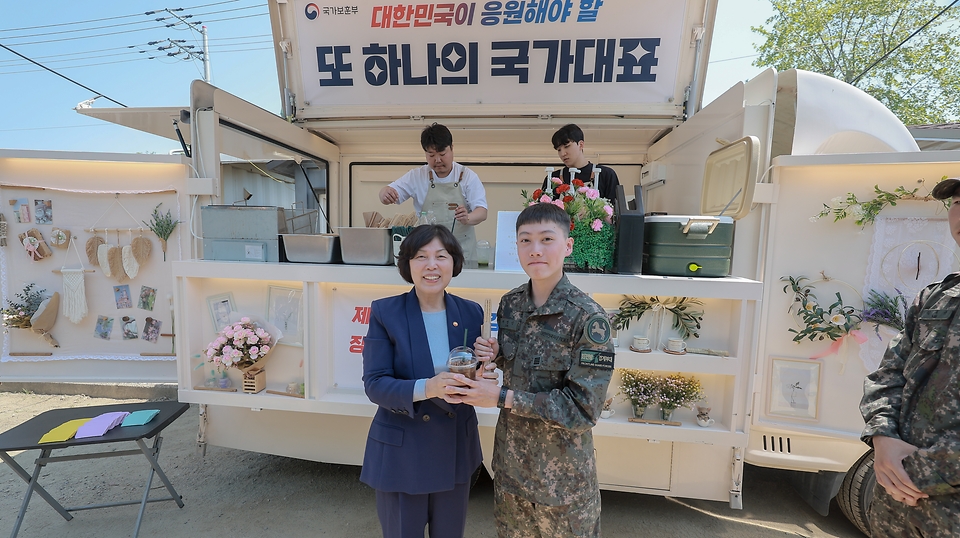 강정애 국가보훈부 장관이 대한민국 영토수호에 헌신하는 국군장병들에게 위로와 감사의 뜻을 전하기 위해  2일 오전 경기도 파주시에 위치한 육군 제9보병사단 29여단 한강대대를 방문하여 장병들에게 국군장병들에게 격려하고자 커피차와 다과를 준비하여 커피와 간식을 직접 전달하고 있다.