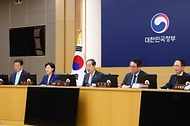 한덕수 국무총리가 14일 정부세종청사에서 열린 ‘제21회 국무회의’를 주재하고 있다.