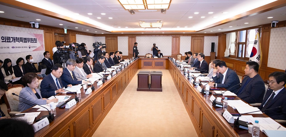노연홍 의료개혁특별위원회 위원장이 10일 서울 종로구 정부서울청사에서 열린 ‘제2차 의료개혁특별위원회’에서 발언하고 있다.