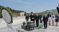 이희완 국가보훈부 차관이 4일 오전 대전시 국립대전현충원에서 열린 제복근무자 감사행사의 일환인 어린이 꿈동산 행사에 참석하여 명예 제복근무자로 임명된 배우 안보현 및 주요내빈과 함께 현충탑 참배를 하고 있다.