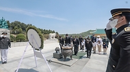 이희완 국가보훈부 차관이 4일 오전 대전시 국립대전현충원에서 열린 제복근무자 감사행사의 일환인 어린이 꿈동산 행사에 참석하여 명예 제복근무자로 임명된 배우 안보현 및 주요내빈과 함께 현충탑 참배를 하고 있다.