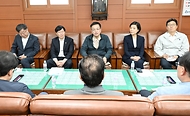 최상목 경제부총리 겸 기획재정부 장관이 14일 서울 중구 남대문시장에 오영주 중소벤처기업부 장관, 김소영 금융위 부위원장, 이재연 서민금융진흥원장 등과 방문, 상인들과 간담회를 통해 애로사항을 청취하는 등 범부처 민생안정지원단의 첫번째 관계부처 합동 현장소통 활동을 하고 있다.