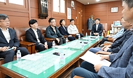 최상목 경제부총리 겸 기획재정부 장관이 14일 서울 중구 남대문시장에 오영주 중소벤처기업부 장관, 김소영 금융위 부위원장, 이재연 서민금융진흥원장 등과 방문, 상인들과 간담회를 통해 애로사항을 청취하는 등 범부처 민생안정지원단의 첫번째 관계부처 합동 현장소통 활동을 하고 있다.