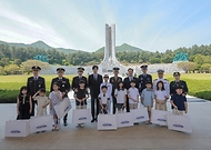이희완 국가보훈부 차관이 4일 오전 대전시 국립대전현충원에서 열린 제복근무자 감사행사의 일환인 어린이 꿈동산 행사에 참석하여 명예 제복근무자로 임명된 배우 안보현 및 주요내빈과 함께 현충탑 참배 후 기념촬영을 하고 있다.