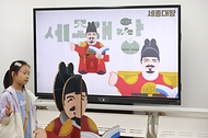 <p>15일 서울 용산구 국립한글박물관에서 열린 2024년 국립한글박물관 제627돌 세종대왕 나신 날 기념행사에서 어린이들이 세종대왕 대형블록 맞추기를 하고 있다.&nbsp;</p>