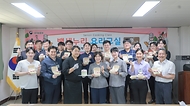 강정애 국가보훈부 장관이 어버이날을 맞아 보호자가 없어 무의탁 시설에 계시는 국가유공자분들께 감사의 마음을 전달하기 위해 3일 오전 경기도 수원 보훈원에 방문하여 청년자문단들과 함께 기념촬영을 하고 있다.