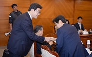 노연홍 의료개혁특별위원회 위원장이 10일 서울 종로구 정부서울청사에서 열린 ‘제2차 의료개혁특별위원회’에서 참석자들과 인사하고 있다.