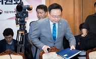 조규홍 보건복지부 장관이 10일 서울 종로구 정부서울청사에서 열린 ‘제2차 의료개혁특별위원회’에 참석하고 있다.
