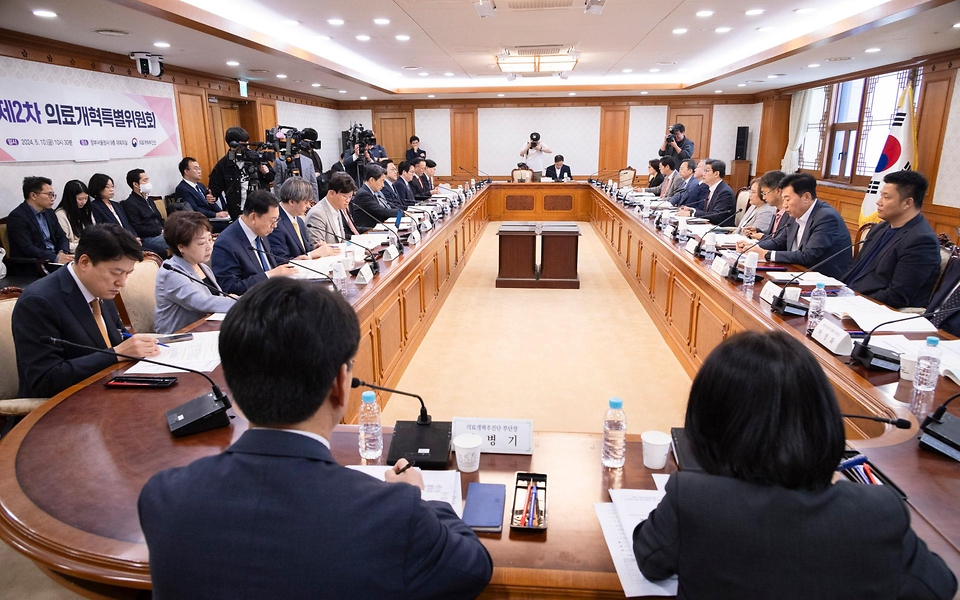 노연홍 의료개혁특별위원회 위원장이 10일 서울 종로구 정부서울청사에서 열린 ‘제2차 의료개혁특별위원회’에서 발언하고 있다.