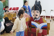 <p>15일 서울 용산구 국립한글박물관에서 열린 2024년 국립한글박물관 제627돌 세종대왕 나신 날 기념행사에서 어린이들이 세종대왕 대형블록 맞추기를 하고 있다.&nbsp;</p>