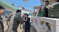 강정애 국가보훈부 장관이 대한민국 영토수호에 헌신하는 국군장병들에게 위로와 감사의 뜻을 전하기 위해  2일 오전 경기도 파주시에 위치한 육군 제9보병사단 29여단 한강대대를 방문하여 장병들에게 국군장병들에게 격려하고자 커피차와 다과를 준비하여 커피와 간식을 직접 전달하고 있다.