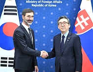 조태열 외교부 장관이 15일 서울 종로구 외교부청사에서 열린 한·슬로바키아 외교장관 회담에 앞서 유라이 블라나르(Juraj Blanar) 슬로바키아 외교장관과 악수하고 있다.