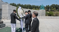 이희완 국가보훈부 차관이 4일 오전 대전시 국립대전현충원에서 열린 제복근무자 감사행사의 일환인 어린이 꿈동산 행사에 참석하여 명예 제복근무자로 임명된 배우 안보현 및 주요내빈과 함께 현충탑 참배를 하고 있다.