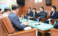 최상목 경제부총리 겸 기획재정부 장관이 14일 서울 중구 남대문시장에 오영주 중소벤처기업부 장관, 김소영 금융위 부위원장, 이재연 서민금융진흥원장 등과 방문, 상인들과 간담회를 통해 애로사항을 청취하는 등 범부처 민생안정지원단의 첫번째 관계부처 합동 현장소통 활동을 하고 있다.