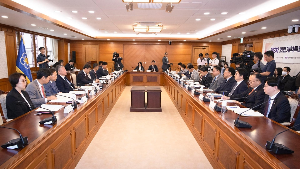 노연홍 의료개혁특별위원회 위원장이 10일 서울 종로구 정부서울청사에서 열린 ‘제2차 의료개혁특별위원회’에서 발언하고 있다.