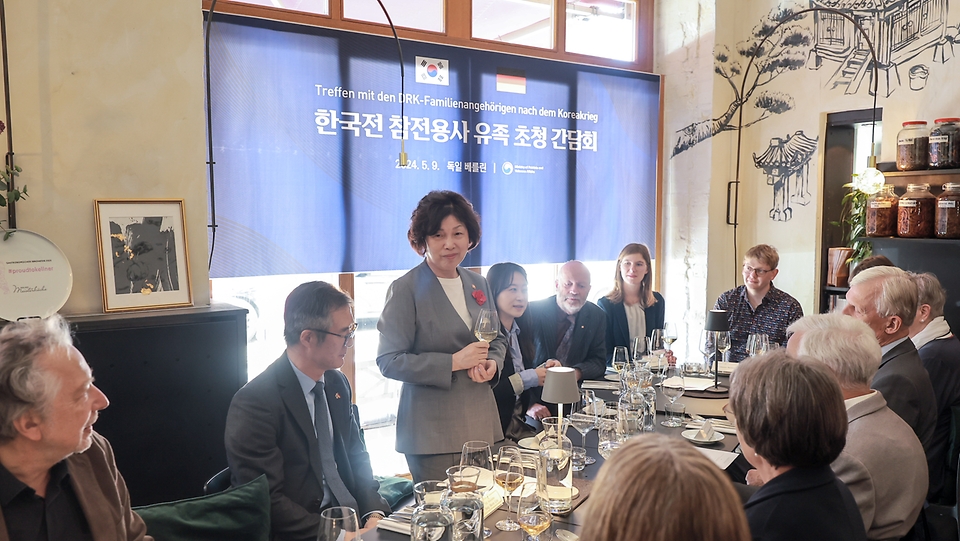 6.25전쟁 참전국과의 국제보훈사업 교류 협력 강화 및 정부가 지원한 독일 최초의 6.25전쟁 참전비 제막, 독립유공자 유해봉환 추친 등을 위해 프랑스와 독일을 방문 중인 강정애 국가보훈부 장관이 현지시각 9일 오전 베를린 내 한식당에서 열린 독일 참전용사(의료지원단) 유족 초청 간담회에 참석하여 인사말을 하고 있다.